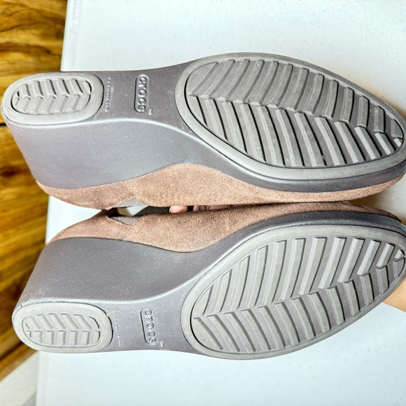 Crocs boots women’s 7 Leigh Chelsea booties 205338 Brown Suede Ankle Boots - Picture 4 of 4